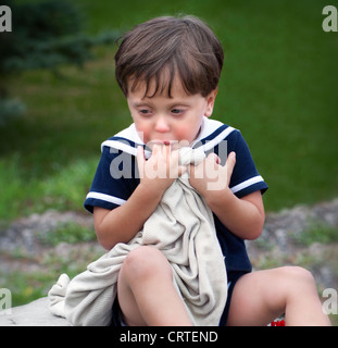 Bambino con coperta succhiare dita Foto Stock