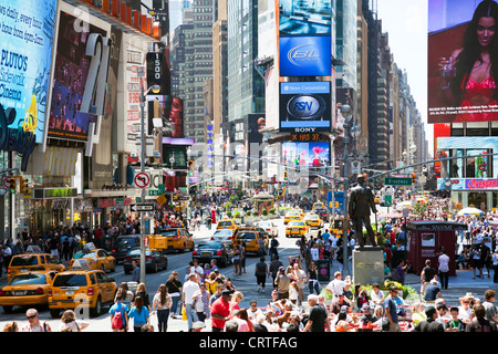 Times Square a Manhattan, New York City, turisti, luci luminose e pannelli pubblicitari riempire la scena, Times Square New York Times Square Foto Stock