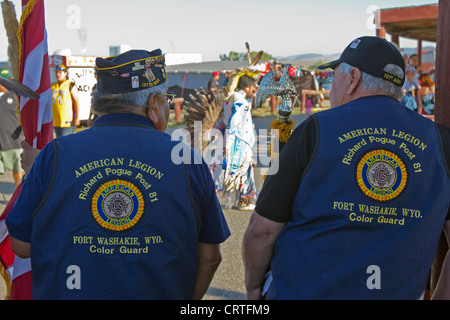 Fort Washakie, Wyoming - Membri del Capitolo locale della American Legion attende l'inizio della sfilata. Foto Stock