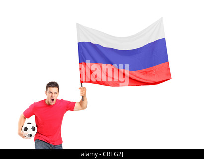 Un ventilatore euforico tenendo una palla e sventola una bandiera russa isolati su sfondo bianco Foto Stock