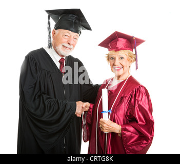 Senior donna riceve il suo diploma alla cerimonia di laurea. Isolato su bianco. Foto Stock