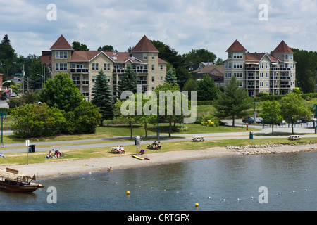 Spiaggia e appartamenti sul lago di Memphremagog, Magog, Eastern Townships, Quebec, Canada. Foto Stock