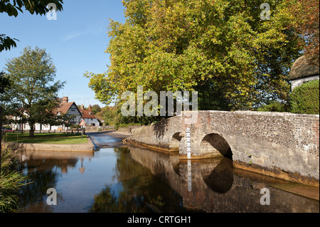 Eynsford ford humped sostenuta piuttosto sposa su fiume Darent Foto Stock