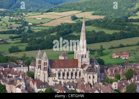 VISTA AEREA. Cattedrale di Saint-Lazarus. Autun, Saône-et-Loire, Bourgogne-Franche-Comté, Francia. Foto Stock