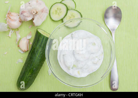 Tarator antipasto - Zuppa fredda nella ciotola di vetro, aglio e cetriolo Foto Stock