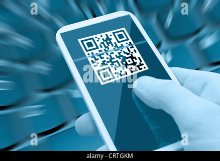La lettura del codice QR con lo smartphone in mano d'uomo Foto Stock