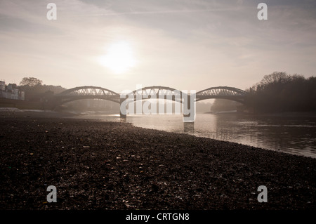 Barnes Bridge in una nebbiosa tramonto, Londra Foto Stock