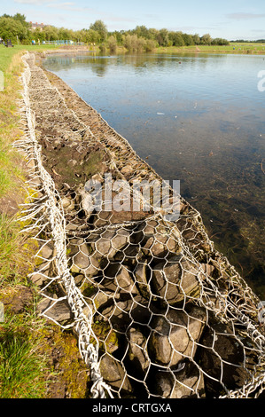 In gabbia riprap rock in acciaio inossidabile fotogrammi usati come un edificio strutturali blocco embankment per lago una volta ex miniera di carbone sito Foto Stock