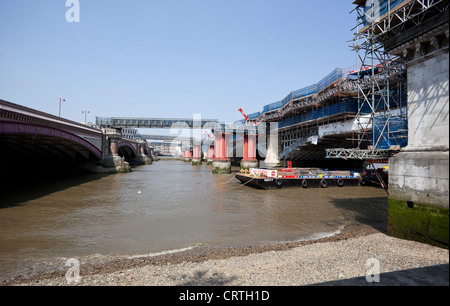 Blackfriars Railway Bridge ricostruire, South Bank di Londra, England, Regno Unito Foto Stock