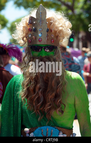 Un partecipante al 2012 Summer Solstice Parade di Santa Barbara in California con una creatura di acqua / costume di Nettuno Foto Stock