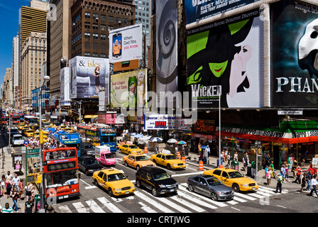 Il traffico e i taxi sulla Settima Avenue, Times Square a New York City. Foto Stock