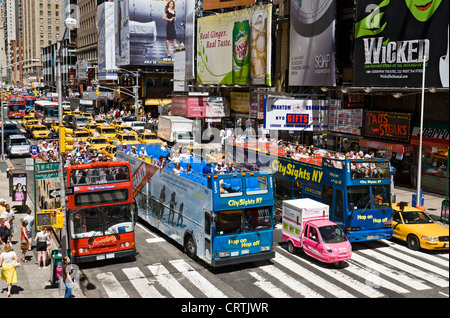 Il traffico sulla Settima Avenue, Times Square a New York City. Foto Stock