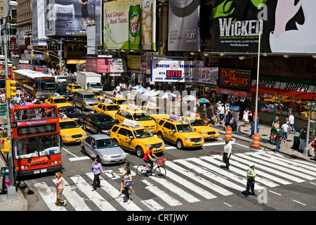 Il traffico e i taxi sulla Settima Avenue, Times Square a New York City. Foto Stock