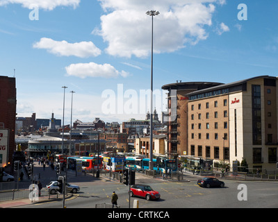 Queen Square stazione degli autobus con Marriott hotel a Liverpool Regno Unito Foto Stock