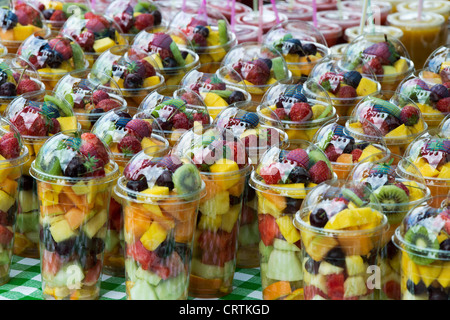 Coppe di frutta in vendita. Brick Lane Market. Tower Hamlets, Londra, Inghilterra Foto Stock