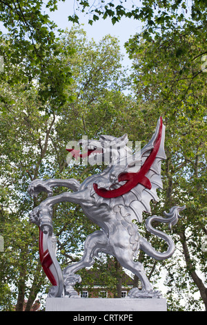 Silver Dragon scultura, Victoria Embankment, Londra, Inghilterra Foto Stock