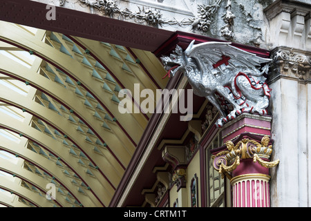 Silver Dragon colonna supporti del tetto. Mercato Leadenhall. Gracechurch Street / Lime Street. East End di Londra, Inghilterra Foto Stock