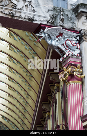 Silver Dragon colonna supporti del tetto. Mercato Leadenhall. Gracechurch Street / Lime Street. East End di Londra, Inghilterra Foto Stock