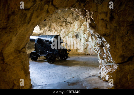 Storici British / Inglese cannon gun emplacement all'interno delle gallerie / il Grande Assedio Gallerie della Rocca di Gibilterra. Foto Stock