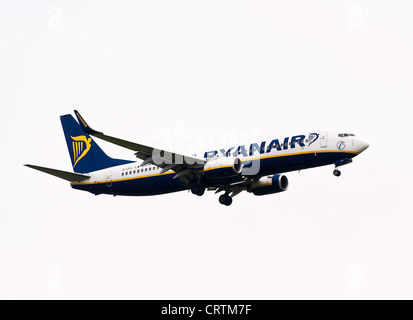 Ryanair Boeing 737-8come aereo di linea EI-DPJ sull approccio all'Aeroporto Gatwick di Londra West Sussex England Regno Unito Foto Stock