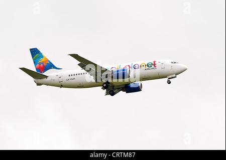 Small Planet Airlines Boeing 737-382 aereo di linea LY-ASX sull approccio all'Aeroporto Gatwick di Londra West Sussex England Regno Unito Foto Stock