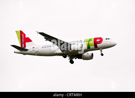 TAP Portugal Airbus A319-111 aereo di linea CS-TTM sull approccio all'Aeroporto Gatwick di Londra West Sussex England Regno Unito Foto Stock