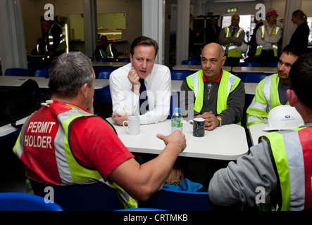 Il Primo Ministro David Cameron prendendo una pausa parlando di lavoratori edili costruzione della nuova Biblioteca di Birmingham Foto Stock