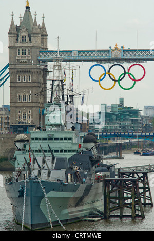 Il gigante anelli olimpici sono svelata il Tower Bridge di Londra, Regno Unito. Foto Stock