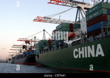 Una nave da carico della Cina in spedizione Waltershof port Foto Stock