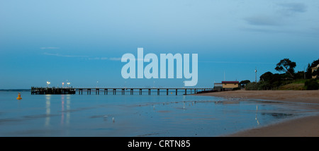 Cowes Jetty in tarda serata è una popolare destinazione turistica situata sulla pista di Phillip Island Victoria Australia. Foto Stock