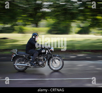 Nuova Triumph Bonneville T100 a velocità. Foto Stock