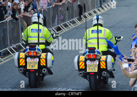 Due forze di polizia moto piloti nel centro citta' di Chester durante la torcia olimpica Foto Stock