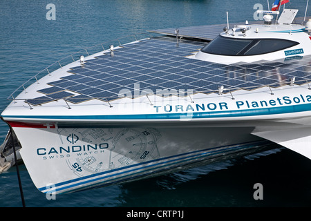 Türanor catamarano solare (nave più grande nave solare del mondo). Port Adriano. Mallorca. Spagna Foto Stock