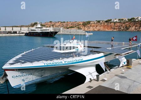 Türanor catamarano solare (nave più grande nave solare del mondo). Port Adriano. Mallorca. Spagna Foto Stock