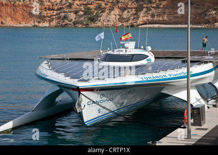 Türanor catamarano solare (nave più grande nave solare del mondo). Port Adriano. Mallorca. Spagna Foto Stock