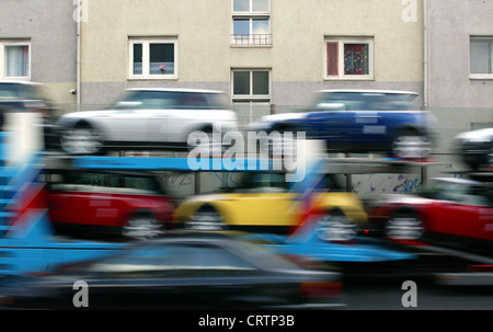 Un carrello auto sulla A40 attraverso il centro di Essen Foto Stock