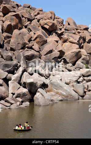 Tradizionale barca rotonda (coracle). Fiume Tungabhadra. Hampi. India Foto Stock