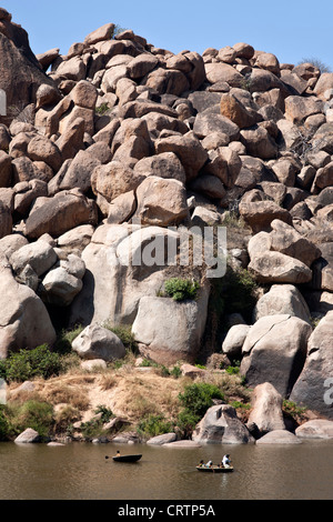 Tradizionale barca rotonda (coracle). Fiume Tungabhadra. Hampi. India Foto Stock