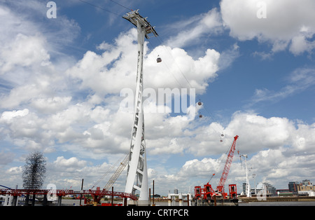 Ai passeggeri di viaggiare attraverso il Tamigi tra il 02 Arena di Greenwich e il centro espositivo Excel presso il Royal Docks Foto Stock