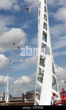 Ai passeggeri di viaggiare attraverso il Tamigi tra il 02 Arena di Greenwich e il centro espositivo Excel presso il Royal Docks Foto Stock