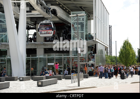 Coda ai passeggeri di viaggiare attraverso il Tamigi tra il 02 Arena di Greenwich e Excel exhibition centre presso il Royal Docks Foto Stock