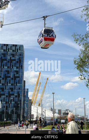 Ai passeggeri di viaggiare attraverso il Tamigi tra il 02 Arena di Greenwich e il centro espositivo Excel presso il Royal Docks in oriente Foto Stock