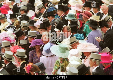 Gli spettatori con il cappello e il cilindro sul Royal Ascot Racecourse Foto Stock