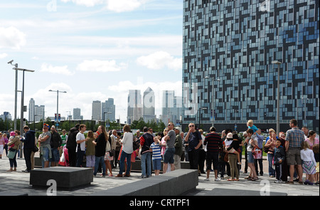 Coda ai passeggeri di viaggiare attraverso il Tamigi tra il 02 Arena di Greenwich e il centro espositivo Excel a Royal Docks Foto Stock