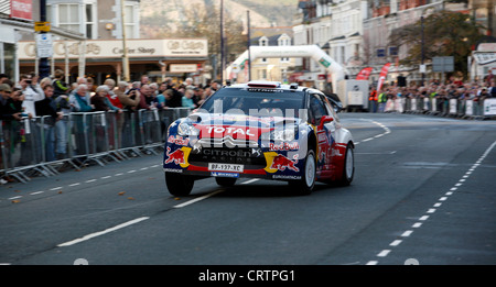 Campione del Mondo Rally Sebastien Loeb mette su uno spettacolo per la folla allo start del Rally 2011 GB Foto Stock