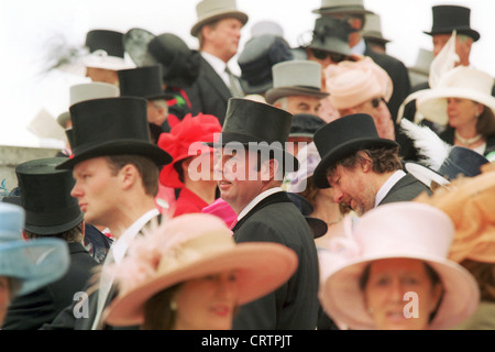 Gli spettatori con il cappello e il cilindro sul Royal Ascot Racecourse Foto Stock