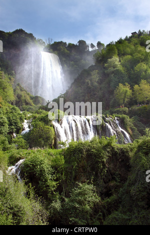 Vista della Cascata delle Marmore Falls (Umbria, Italia), una delle cascate più alte d'Europa (165m) Foto Stock