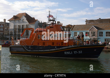 La scialuppa di salvataggio RNLI Ernest e Mabel vicino la città ponte a Weymouth Dorset 2012 Foto Stock