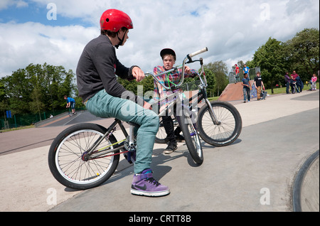 I piloti di bmx in ambiente urbano skate park Foto Stock