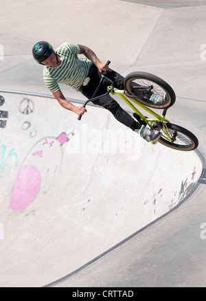Il pilota di bmx in ambiente urbano skate park bowl Foto Stock